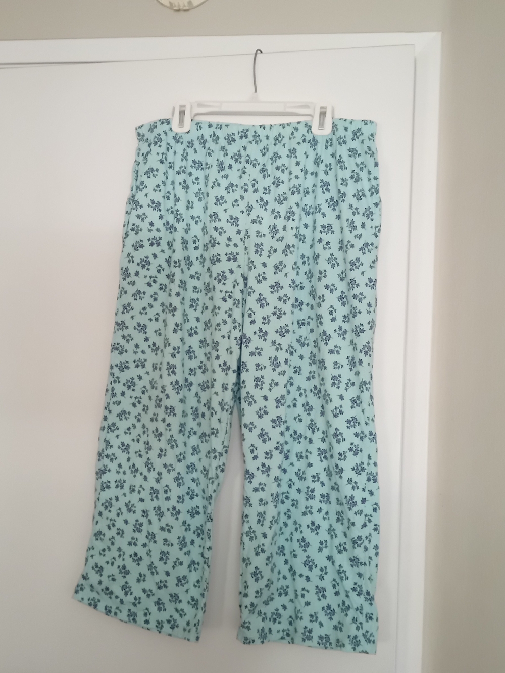 Kohl's 100% Cotton Light Blue Floral Pajama Lounge Capri Pants